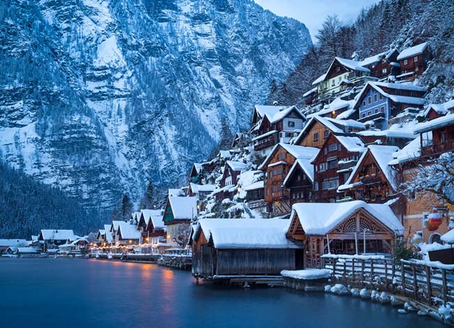 14.Hallstatt, Áo

Dân số: 860

Để đến Hallstatt không hề dễ dàng gì, nhưng nếu quyết định đến đây chắc chắn vẻ đẹp của nó sẽ khiến du khách không thể nào quên được.