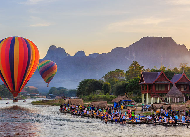 15.Vang Vieng, Lào

Dân số: 25.000

Thị trấn này được bao quanh bởi những rặng núi đá vôi, có nhiều hang động đầy bí ẩn đang chờ khu khách đến khám phá.