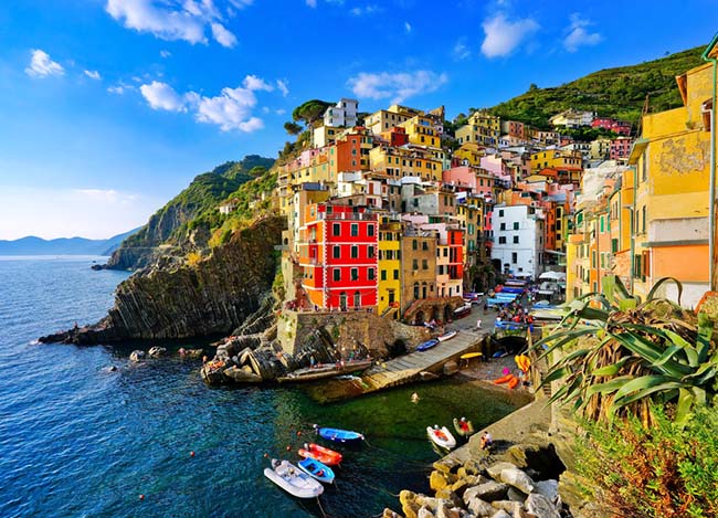 17.Riomaggiore ở Cinque Terre, Ý

Dân số: 1.500

Một nơi hoàn hảo để du khách ngắm màu nước biển sapphire, những ngôi nhà rực rỡ sắc đỏ, vàng, hồng vào lúc hoàng hôn.