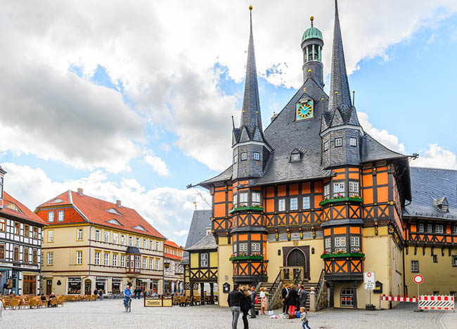 16.Wernigerode, Đức

Dân số: 35.000

Wernigerode có nhiều lâu đài cùng nhiều tuyến đường sắt hơi nước. Nơi này chính là quê hương của anh em nhà Grimm trong cuốn “truyện cổ Grimm” nổi tiếng.