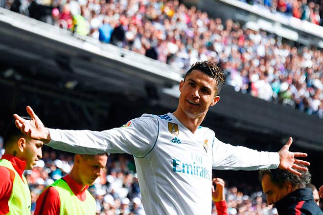 Messi lập hattrick, Ronaldo trả lời cán mốc 650 bàn - 1