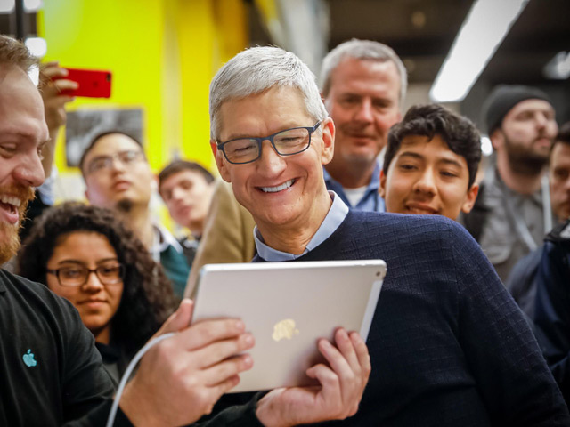 Tim Cook đang thu hút truyền thông như thế nào?