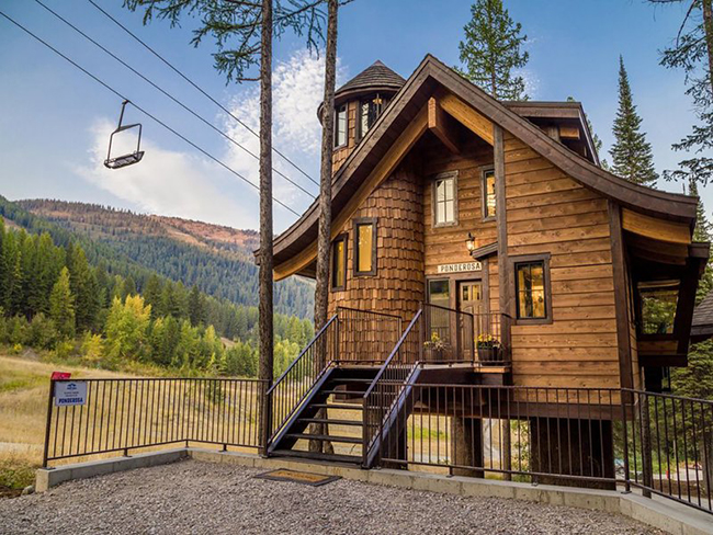 Chalet Luxuxy. Địa điểm: Whitefish, Montana. Chi phí mỗi đêm: 820 USD. Ngôi nhà trên núi này chờ đợi bạn tới với các kỳ nghỉ trượt tuyết.