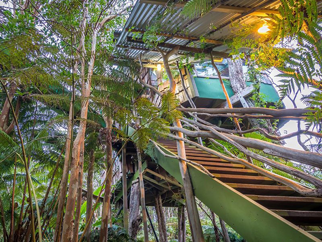 Hawaii Volcano Treehouse. Địa điểm: Volcano, Hawaii. Chi phí mỗi đêm: 294 USD. Căn nhà có diện tích khoảng 70 m2 này nằm trên tán cây ngay cạnh đường biên của Vườn Quốc gia Núi Hawai&#39;i.