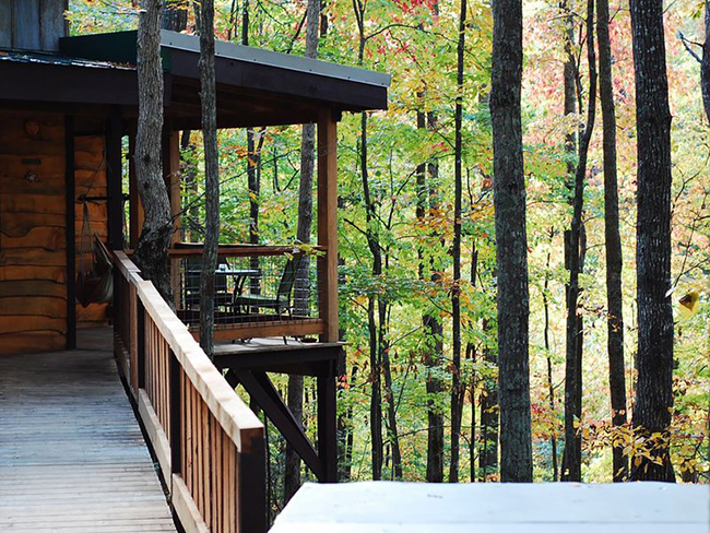 Hummingbird Hideaway. Địa điểm: Monteagle, Tennessee. Chi phí mỗi đêm: 143 USD. Nhà nghỉ mát mộc mạc này là cách hoàn hảo để mang tự nhiên của vùng Cao nguyên Cumberland, Tennessee vào tận giường ngủ của du khách.