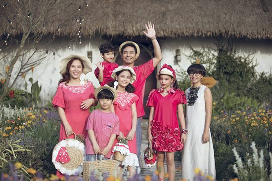 Gia đình MC Phan Anh hồng rực trong khu vườn cổ tích - 1