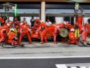 Thể thao - Hãi hùng đua xe F1: Raikkonen cán gãy chân thợ máy đội đua Ferrari