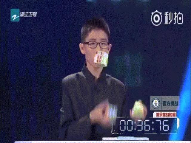 Cậu bé tung hứng xoay rubik cực đỉnh khiến triệu người nể phục