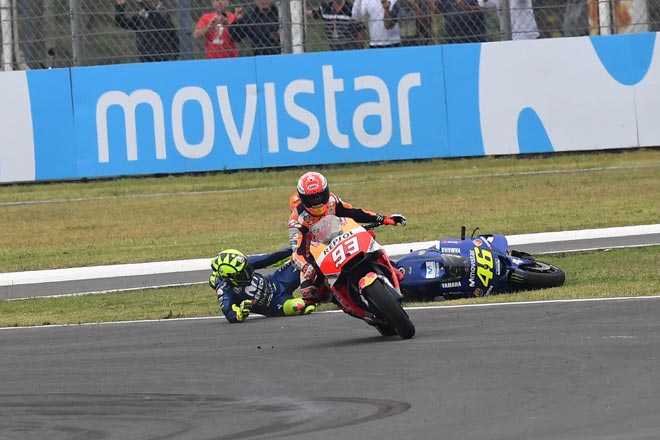 Đua xe MotoGP: Chặng đua kỳ quái, Marquez &#34;đẩy ngã&#34; Rossi - 3