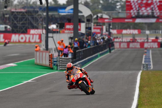 Đua xe MotoGP: Chặng đua kỳ quái, Marquez &#34;đẩy ngã&#34; Rossi - 4