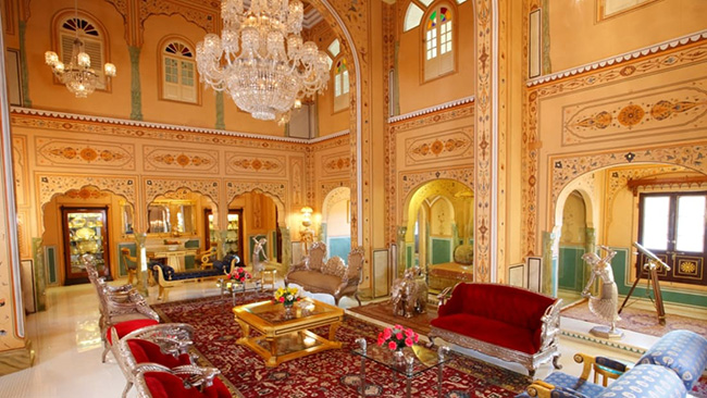 Một đêm tại phòng Shahi Mahal ở khách sạn Raj Palace ở Jaipur, Ấn Độ có chi phí 1.4 tỷ đồng/ đêm. Căn phòng có 1 khu sân vườn riêng rộng hơn 2000 m2, 1 bể bơi vô cực ba mặt, phòng chiêm tinh, thư viện, quầy bar và sân khấu riêng.