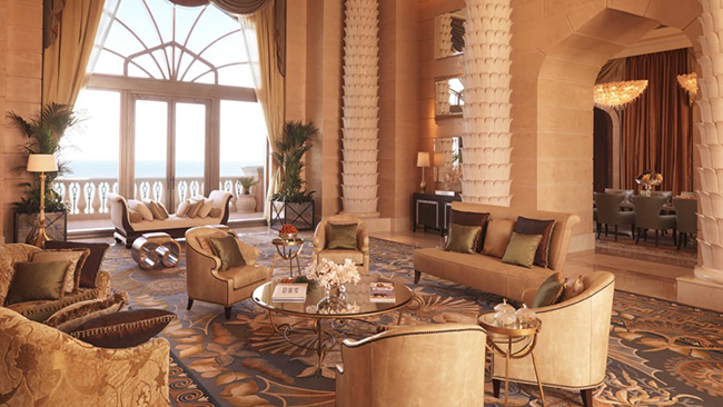 Phòng Tổng thống tại Royal Bridge Suite at Atlantis, Palm ở Dubai có mức giá 800 triệu đồng/ đêm. Tại đây khách có 3 phòng ngủ đều có phòng tắm riêng. Phòng ăn gồm 1 bàn ăn tối mạ vàng 16 chỗ ngồi.