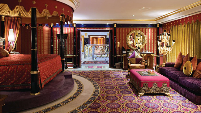 Burj Al Arab's Royal Suite tại Dubai có mức giá 435 triệu đồng/ đêm. Phòng đi kèm với sản phẩm tắm Hermes, dịch vụ nhân viên tư nhân 24 giờ, bồn tắm thủy tinh cỡ lớn và vòi hoa sen nạm vàng và sử dụng miễn phí một chiếc iPad mạ vàng 24 cara.