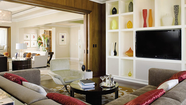 Bộ Penthouse 3 phòng ngủ với diện tích gần 500 m2 tại khách sạn Beverly Wilshire ở Beverly Hills, California. Với mức giá 570 triệu đồng / đêm, khách có 3 phòng ngủ xa hoa có ban công bao quanh và phòng ăn sang trọng có sức chứa 12 khách.