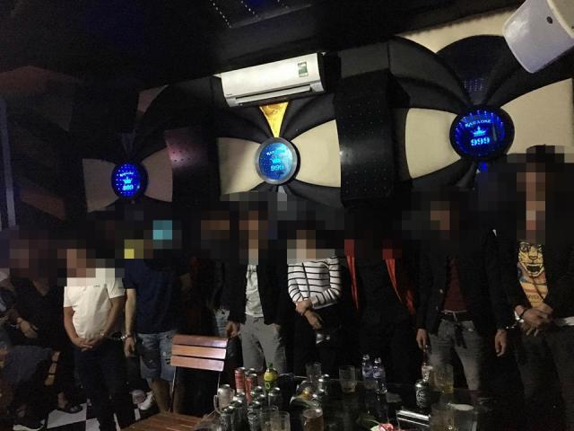 Cô gái ”thác loạn” cùng 7 nam thanh niên trong quán karaoke