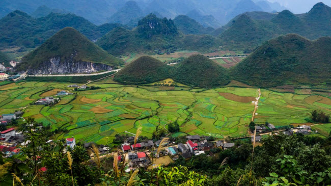 Cao nguyên đá Đồng Văn: Được UNESCO công nhận là công viên điạ chất toàn cầu, cao nguyên đá Đồng Văn gây ấn tượng với các đỉnh núi đá vôi trên thung lũng xanh mướt.