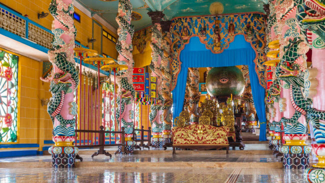 Toà thánh Cao Đài Tây Ninh: Được xây dựng vào năm 1955, công trình tôn giáo của đạo Cao Đài, tọa lạc tại thị trấn Hòa Thành, huyện Hòa Thành, tỉnh Tây Ninh. Du khách có thể đến tham quan địa điểm này vào buổi sáng hoặc chiều hằng ngày.