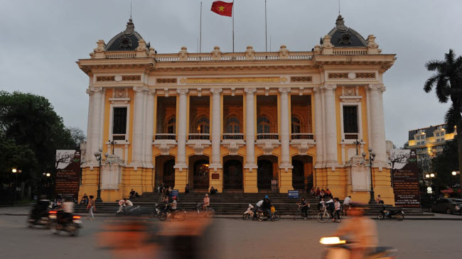 Nhát hát lớn Hà Nôi: Được xây dựng trong thời thuộc địa Pháp từ năm 1901 đến 1911, công trình này được coi là một trong những điểm nhấn kiến trúc của thành phố Hà Nội. Ngày nay, nhà hát trở thành nơi tổ chức các sự kiện âm nhạc.