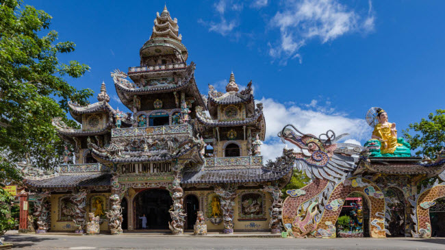 Chùa Linh Phước: Được xây dựng vào năm 1952 ở thành phố Đà Lạt, ngôi chùa Linh Phước có tháp chuông cao nhất Việt Nam. Nhưng nét ấn tượng nhất của công trình này là những bức tượng rồng được đắp bằng mảnh sứ và chai vỡ.