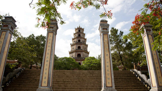 Huế: Thành phố hiện là một trung tâm văn hóa và lịch sử ở Việt Nam, với khu di tích Cố đô, chùa Thiên Mụ và các tòa nhà cổ kính từ thời Pháp thuộc.