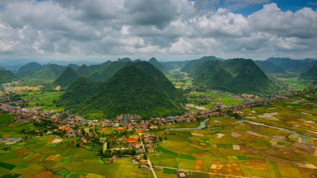 Thung lũng Bắc Sơn: Được bao quanh bởi những ngọn núi hình nón và cánh đồng lúa thanh bình, thung lũng Bắc Sơn ở miền bắc Việt Nam là địa điểm không thể bỏ qua đối với những du khách đam mê khám phá thiên nhiên.