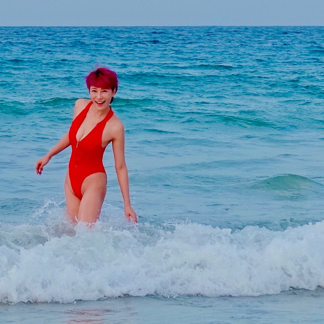 Diện đồ bơi quá sexy, chị dâu lẳng lơ nhất TVB lọt top tìm kiếm trên Google - 1