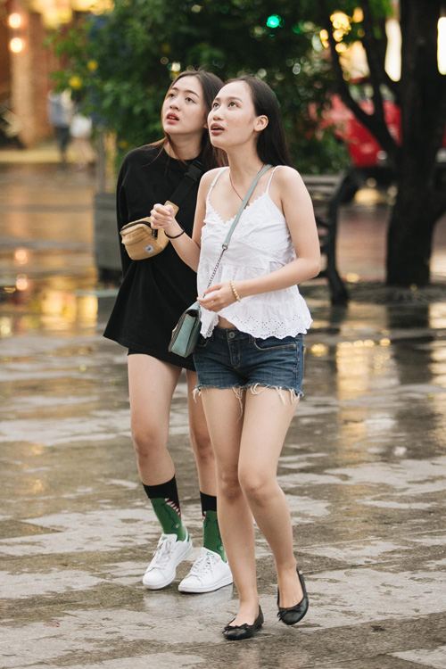 Sài Gòn: Hàng trăm bạn trẻ tụ họp tại phố đi bộ truy tìm món quà cực giá trị! - 1