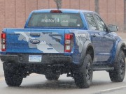 Tin tức ô tô - Ford Ranger Raptor 2018 ra mắt với tem thùng sau bắt mắt hơn