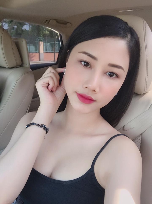 Trang Linh sinh năm 1994, hiện đang kinh doanh online. Cô sở hữu nhan sắc xinh đẹp, ngọt ngào.