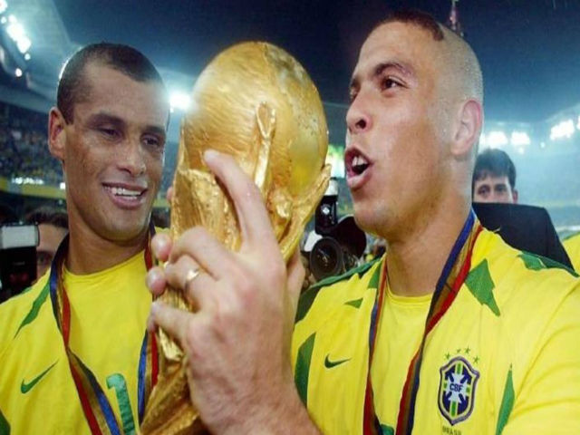 Khoảnh khắc điên rồ World Cup: Thiên tài Rivaldo ăn vạ hoen ố danh tiếng Brazil
