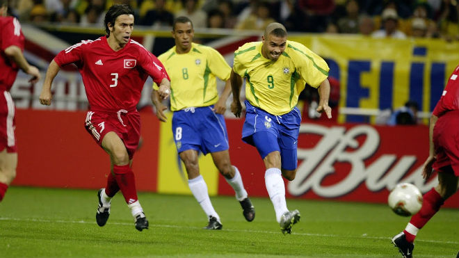 Khoảnh khắc điên rồ World Cup: Thiên tài Rivaldo ăn vạ hoen ố danh tiếng Brazil - 1