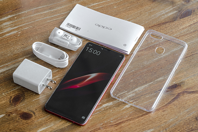 Oppo F7 được trang bị màn hình siêu tràn FHD+ kích thước 6,23-inches&nbsp;độ phân giải 2280 x 1080 pixels.&nbsp;Nhiều cử chỉ điều hướng mới được nâng cấp đáng kể cho trải nghiệm đa nhiệm trên màn hình siêu tràn này.