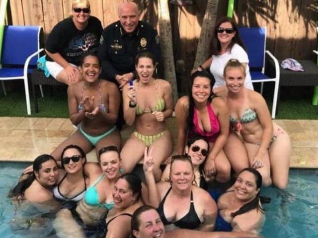Mỹ: Gặp rắc rối vì chụp ảnh với 12 nữ cảnh sát mặc bikini