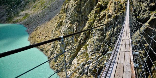 Cầu Trift, Gadmen, Thụy Sĩ: Được xây dựng năm 2004 trên dãy núi Alps, Trift là cây cầu treo dành cho người đi bộ cao nhất và dài nhất thế giới. Du khách chắc chắn không muốn trải nghiệm cây câu này trước thời điểm nó được bảo dưỡng vào năm 2009.