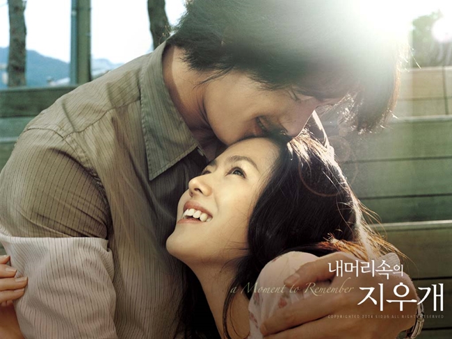 Trong &#34;A Moment to Remember&#34;, Son Ye Jin có dịp đóng chung cùng Jung Woo Sung. Phim kể kề Su Jin &#40;Son Ye Jin&#41;, một nhà thiết kế thời trang xinh đẹp có bệnh hay quên và Chul Soo &#40;Jung Woo Sung&#41;, một anh chàng thợ mộc bị mẹ mình ruồng bỏ từ nhỏ, lớn lên trong sự nuôi dạy khắc nghiệt của một người xây đền. Cả hai gặp gỡ và yêu nhau như một cơn gió, lãng mạn và ngọt ngào.