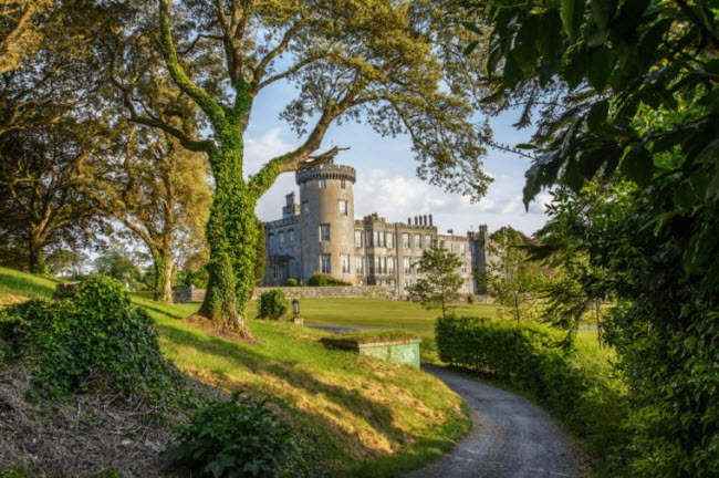 Nghỉ trong lâu đài ở Ireland: Mặc dù nhiệt độ lạnh hơn phần lớn địa điểm khác ở châu Âu, nhưng Ireland khiến du khách mê mẩn với phong cảnh thiên nhiên đẹp và các tòa lâu đài cổ kính. Bạn có thể lựa chọn nghỉ tại các lâu đài cổ có từ cách đây 800 năm.