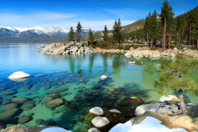 Bơi dưới hồ Tahoe: Tại khu nghỉ dưỡng ven hồ Aston Lakeland Village ở bang California, Mỹ, du khách có cơ hội bơi hay chèo thuyền trên mặt nước trong xanh của hồ Tahoe hay đi bộ khám phá các đỉnh núi xung quanh.