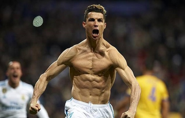 Sau khi sút tung lưới Juventus đưa Real Madrid vào bán kết Cup C1 mùa này, Ronaldo thực hiện màn "cởi áo khoe cơ bắp" quen thuộc. Hình thể của anh ngày càng săn chắc. 