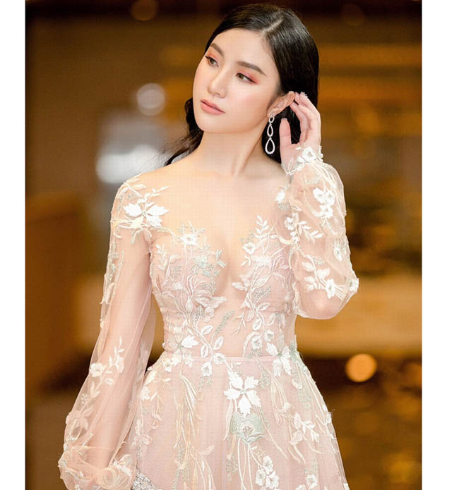 Hạnh Sino mặc tinh tế mốt váy nude xuyên thấu. 