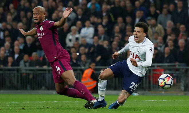 Man City hạ Tottenham, sát ngôi vô địch vì trọng tài 2 lần sai lầm? - 4