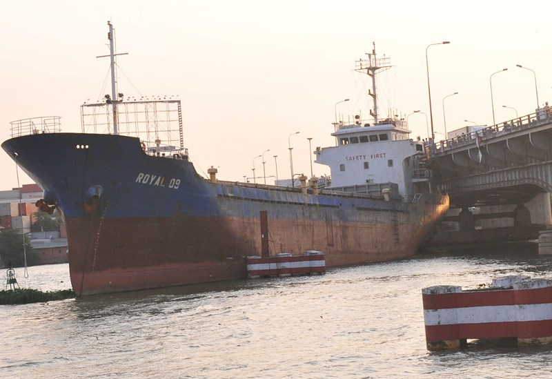 Tàu &#34;khủng&#34; ngàn tấn bị mắc kẹt dưới cầu Đồng Nai - 1