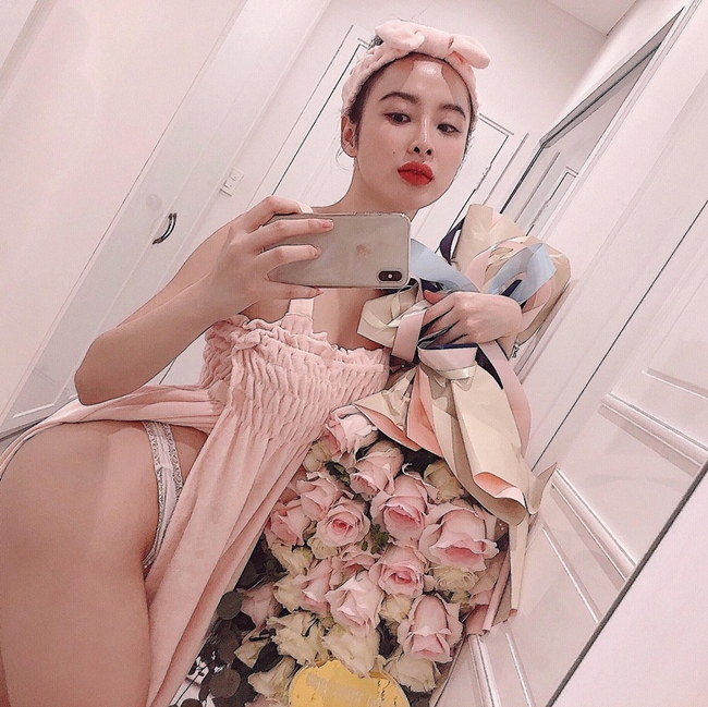 Angela Phương Trinh là người đẹp có sở thích "nghiện" chụp ảnh khoe thân trên mạng xã hội.