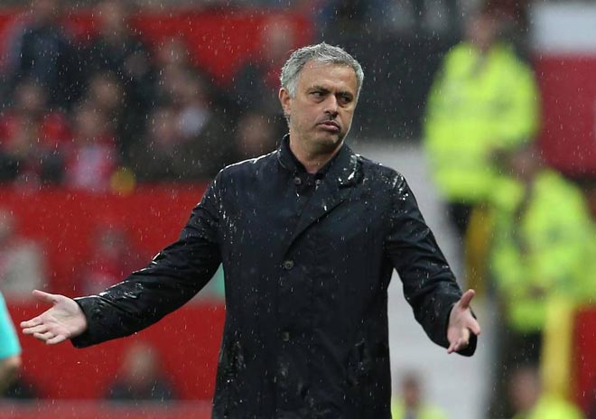 MU thua sốc: Mourinho muốn trừng phạt học trò, khen Man City - 1