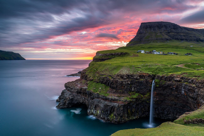 Gásadalur, quần đảo Faroe: Ngôi làng Gásadalur chỉ có 18 cư dân vào năm 1012. Để tiếp cận ngôi làng, du khách phải vượt quá lối đi độc đạo ngược lên vách núi cao 400m.