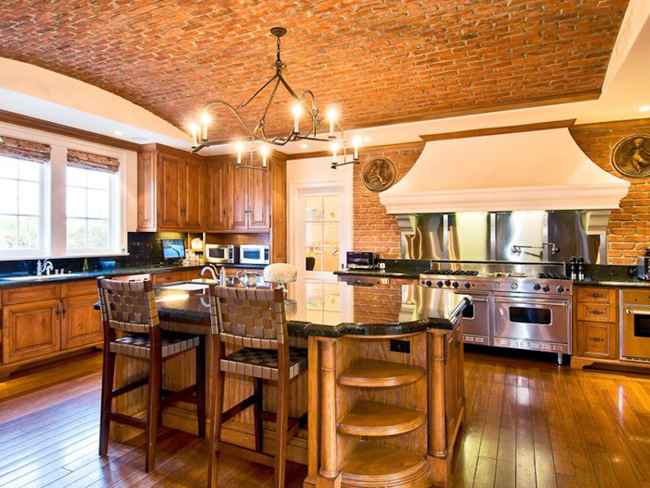 Phòng bếp hiện đại, lát trần bằng gạch độc đáo