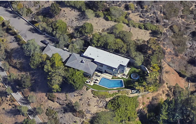Đầu năm 2015, sau khi tái hôn với vợ cũ, Musk mua một căn biệt thự 20 triệu USD rộng 7.026 mét vuông