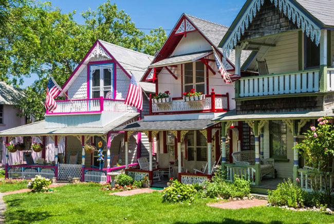 Oak Bluffs, Massachusetts: Oak Bluffs là một thị trấn nằm trên đảo Martha's Vineyard ở Quận Dukes, Massachusetts, Mỹ. Nơi đây nổi tiếng với hàng loạt ngôi nhà đầy màu sắc trải dài khắp thành phố khiến du khách thích thú.