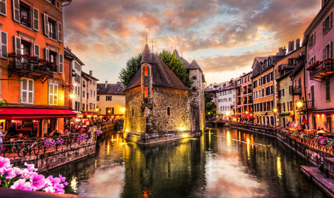 Annecy, Pháp: Muốn dạo bước trên những con đường trải sỏi giữa phố hay khám phả ẩm thực trong các con hẻm nhỏ và ngắm con kênh hiền hòa cùng những ngôi nhà cổ kính thì du khách hãy đến ngay Annecy ở Pháp. Thành phố này vốn được mệnh danh là Venice của vùng Rhone Alps.