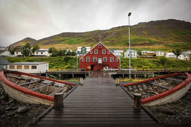 Siglufjörður, Iceland: “Đặc sản” du lịch của Siglufjörður chính là ngôi làng chài trên bở biển. Ngoài ra, bạn có thể tản bộ ngắm cảnh trên núi, đi thuyền và chiêm ngưỡng bãi cát đen độc đáo.