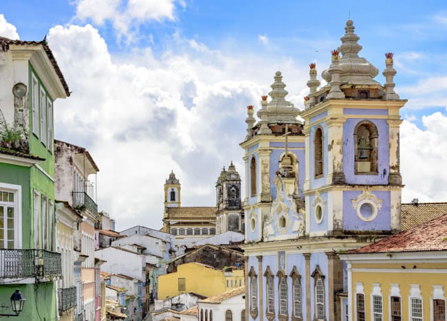 Pelourinho, Salvador, Brazil: Salvador là thủ đô đầu tiên của Bazil với kiến trúc cổ kính cùng những mảng màu cực bắt màu.